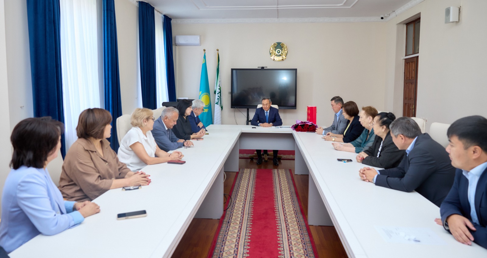 БИЗНЕС ЖӘНЕ ҚҰҚЫҚ ЖОҒАРЫ МЕКТЕБІНІҢ ДЕКАНЫНА «АЙРЫҚША ЕҢБЕГІ ҮШІН» ТӨСБЕЛГІСІ ТАБЫСТАЛДЫ